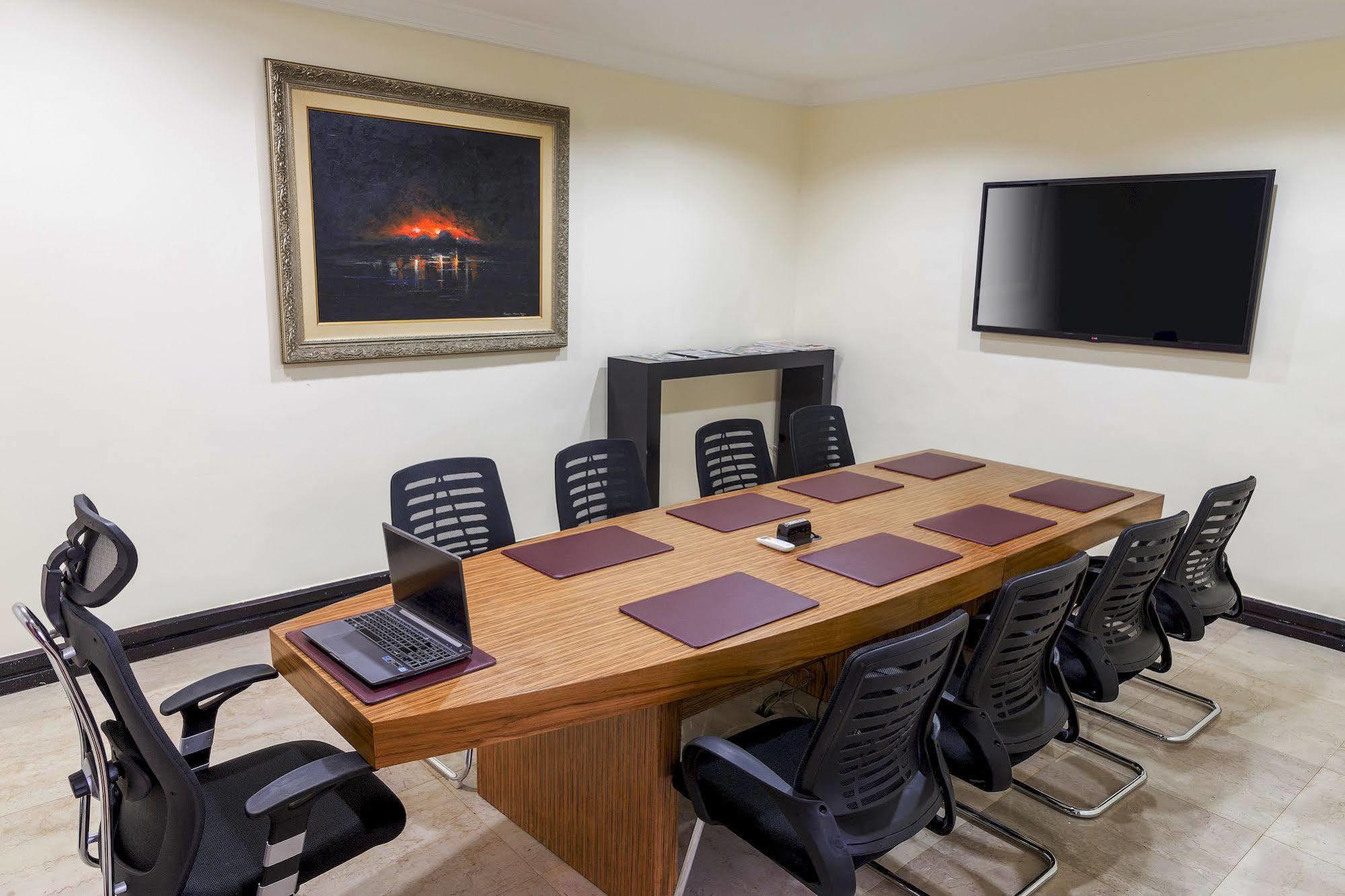 Quo Vadis Hotel אבוג'ה מראה חיצוני תמונה
